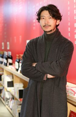 詩人の菅原敏さん。盛況だった東京・神楽坂『la kagu』での展示では、詩に合わせたワインの販売も