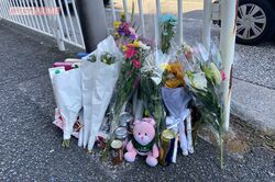 仲本工事さんに供えられる花は日ごと増えている