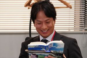 黒川部長が読むのは決まってベストセラー (c)日本テレビ