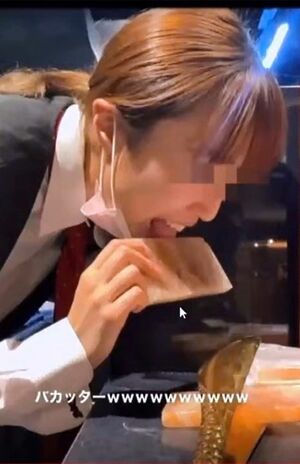 岩塩プレートを舐める動画を投稿した焼肉店の女性従業員