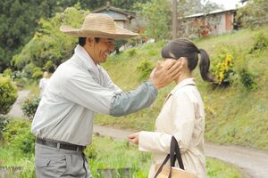 家族に温かく迎えられ、なじんでいく実の姿を見て、安心しながら東京へ戻るみね子。彼女を見送る実には懐かしい“お父ちゃん”の笑顔が。(c)NHK