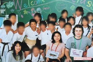 小学生時代、外国人の先生たちと。白いまわしを締めている炎鵬、左下が担任だった指江柚三子さん