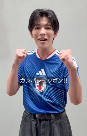 W杯日本代表を応援するなにわ男子・長尾謙杜(DAZNJapan公式Xより)