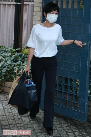 すっぴんにシンプルなファッションで日本テレビへ出勤する有働（'18年）