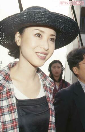 長女沙也加の運動会に参加後、取材陣に囲まれる松田聖子（1997年10月）