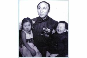 父・ムンフバルトさんに抱かれて笑う、2歳ごろの白鵬（右）。左は3番目の姉