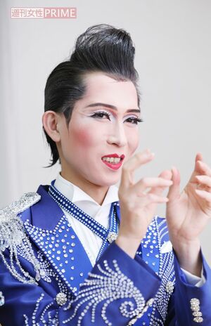 「衣装は全部で7着持っています。今着ている衣装は特注品でいちばん新しいものですが、基本的には燕尾服を買ってきて、2000個くらいのラインストーンを1個ずつピンセットでつけた自作のものです」撮影／齋藤周造