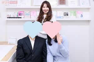 ご成婚が決まった会員を祝福する植草さんとスタッフたち