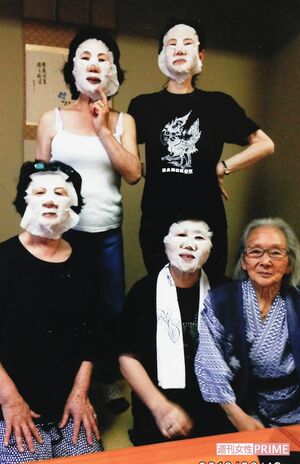 篠田さん（後列右）、母（前列右）、従姉妹で旅行へ。従姉妹には母の相手をしてもらうこともあり、助けられたという