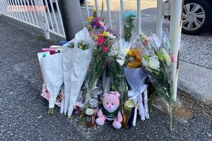 仲本工事さんに供えられる花は日ごと増えている