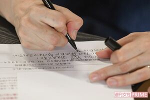 送り状に、子どもが喜ぶ絵を添えたメッセージを書く参加者の姿も