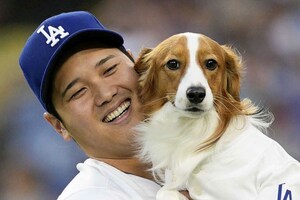 日本時間2024年8月29日、始球式に登場した大谷翔平と愛犬のデコピン（共同通信社）