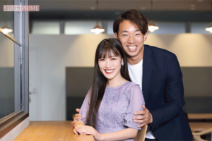 宇佐見と一緒にインタビューに答える高城。表情は幸せそのもの