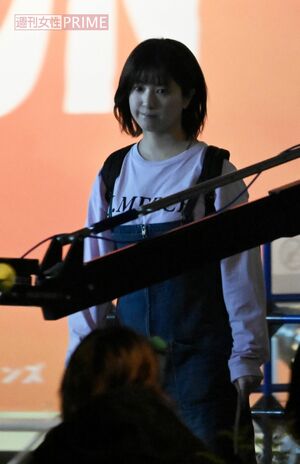 2026年4月8日、オーバーオールを着て、リュックサックを背負って撮影に臨んでいた吉高由里子