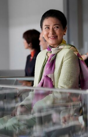 大会カラーの“江戸紫”が目を引く雅子さまのコーディネート