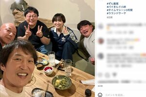 千原ジュニアが公開した飲み会の風景。目の前には灰皿も(公式インスタグラムより)