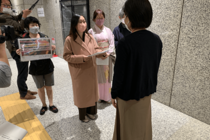 バスカフェの継続を求める文書を東京都に提出した仁藤さん。都は安全確保を理由に休止の検討を求めていた