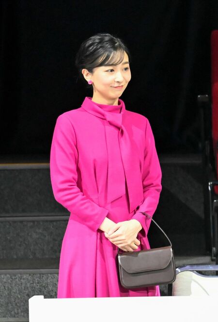 2色を使い分けながら、大切なご公務でたびたびお召しになっている。鮮やかな色は佳子さまの思いの強さの表れかもしれない