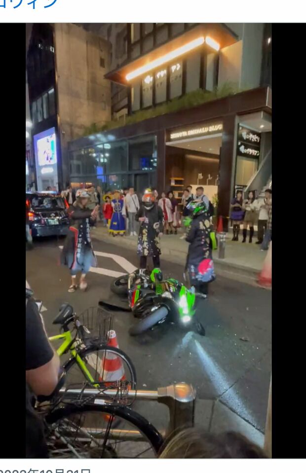 10月31日の渋谷ハロウィン、バイクとタクシーの追突事故後が撮られた写真。運転していた男性は無事のようだ（SNSより）