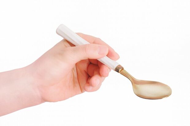 慣れない手を使うことに精神が集中。不安を司る扁桃体の暴走が抑えられ、精神が安定する