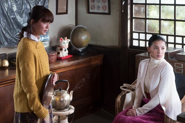 義母に手紙を送る依頼者の女性（芦名星）の気持ちに、自らの母への思いを重ねる鳩子〈第5話〉　(c)NHK