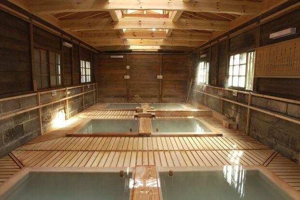 1300年の歴史ある公衆浴場でゆったり