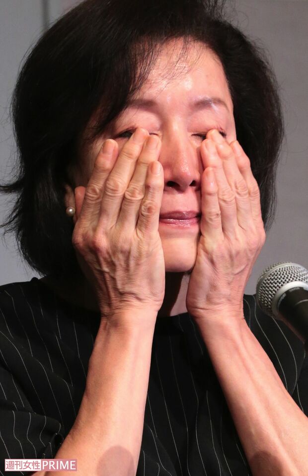 謝罪会見で涙をぬぐう高畑淳子