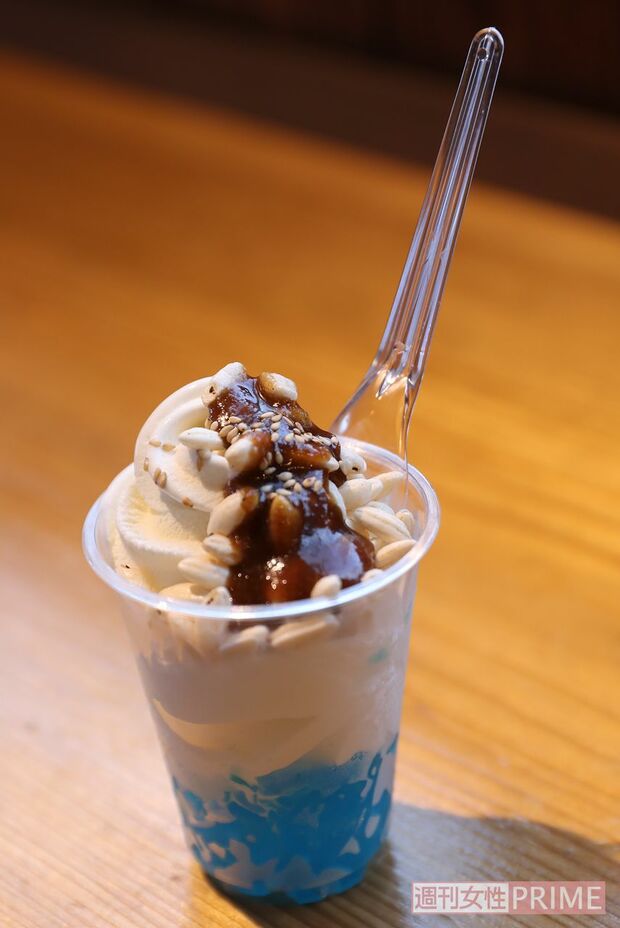 駅のカフェのメニュー、五平餅味の半分青いソフト