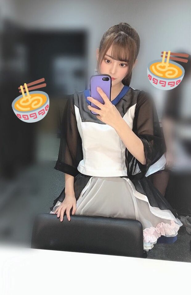 SNSに自撮り写真をアップする『豆柴の大群』メンバーのナオ・オブ・ナオ (Twitterより)