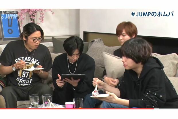 メンバーとアイスケーキを楽しむ高木雄也（公式YouTubeライブより）