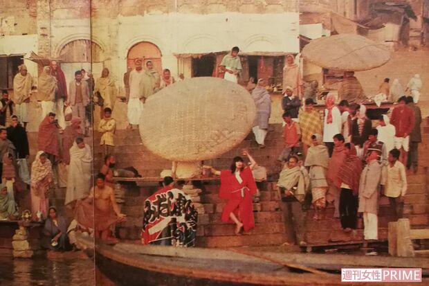 インドのガンジス川沿いにあるヒンドゥー教の聖地バナラシにて。「何だ？　何だ？」と不思議そうに見る人々