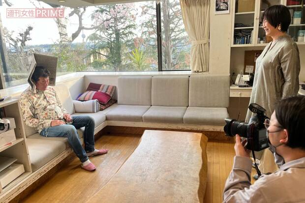 赤井夫妻、撮影の様子（撮影／吉岡竜紀）