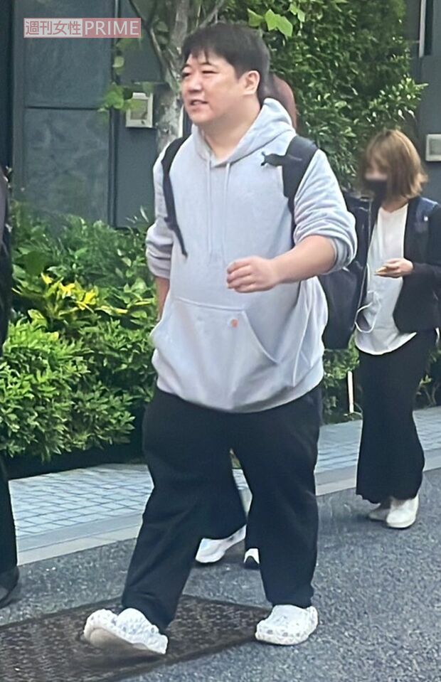 2024年5月、『さらば青春の光』単独ライブの会場前を歩く『ラランド』ニシダ