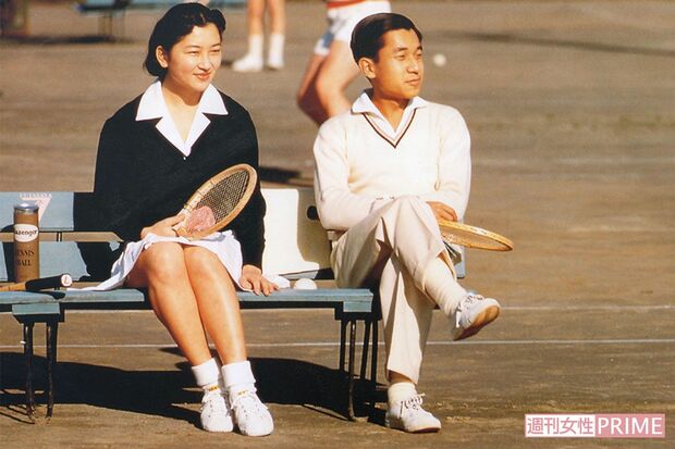 昭和33年12月、上皇ご夫妻がご婚約内定後、東京・麻布の東京ローンテニスクラブでテニスを。