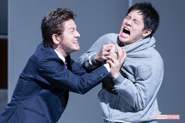 舞台『LeFils息子』で共演した岡本健一（左）と岡本圭人（右）撮影／齋藤周造