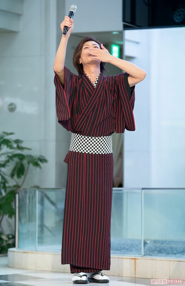 アンコールにも応えて、太っ腹。「またお会いしましょう。センキュー！」と、激レアな投げキスが　氷川きよし　撮影／廣瀬靖士