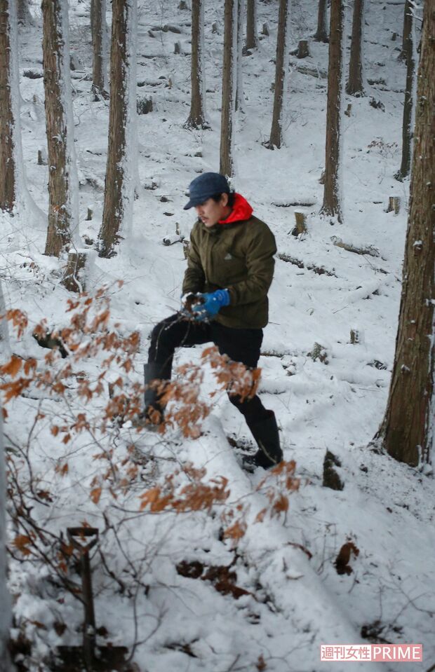 罠を仕掛けた周囲は雪が積もり、スマホの電波も届かない山奥だった