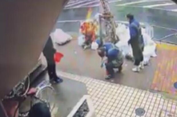 現場近くのスーパーの店長や従業員らが消火にあたった（放火2件目の防犯カメラ映像より）