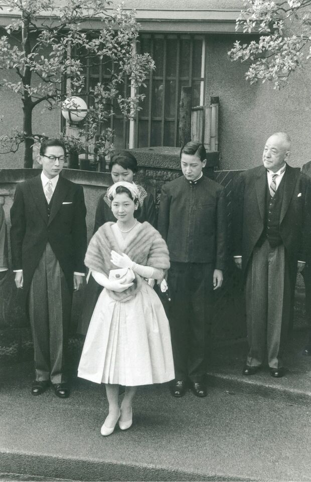ご結婚当日の朝、正田家の方々が美智子さまをお見送りに（'59年4月）