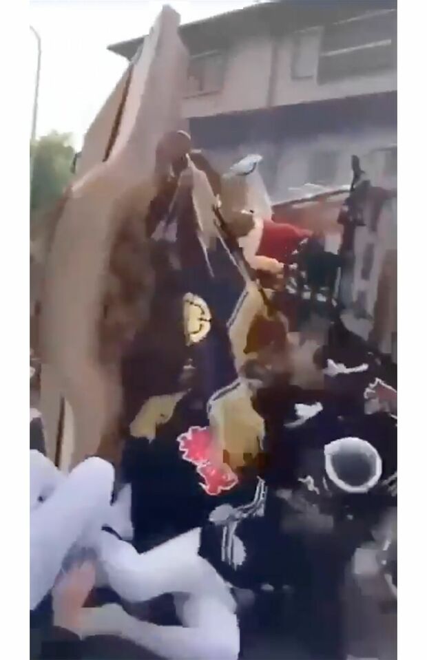 だんじりに押しつぶされる参加者　8/9（SNSより）