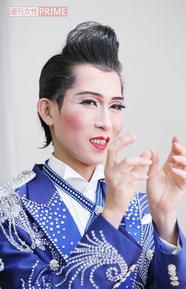 「衣装は全部で7着持っています。今着ている衣装は特注品でいちばん新しいものですが、基本的には燕尾服を買ってきて、2000個くらいのラインストーンを1個ずつピンセットでつけた自作のものです」撮影／齋藤周造