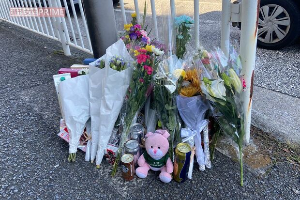 仲本工事さんに供えられる花は日ごと増えている