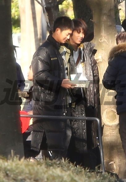 山下智久、主演 ドラマのロケ現場でひとり佇む