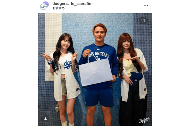ドジャース・山本由伸と記念撮影をするLE SSERAFIMの宮脇咲良とホン・ウンチェ(ドジャース公式インスタグラムより)