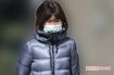 2月中旬の昼、散歩に出かける松本伊代の表情は明るく足取りは軽かった