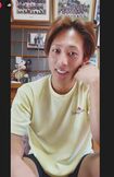 2026年10月20日、朝のTikTokライブ配信に出演した元広島・羽月隆太郎氏。現在は美容にハマっているようだ（公式TIkTokより）