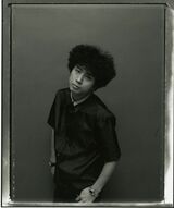 1997年アルバム『PURE RED』でのアフロヘア。ヘアスタイルに変化があるフミヤの中でも特に印象的な髪型だった　撮影／細野晋司　写真協力／エムオン・エンタテインメント