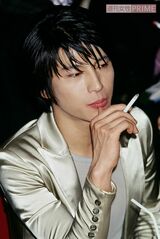 『WITH LOVE』の記者会見でたばこを燻らせる及川光博（’98年）