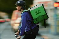 Uber Eatsの配達員が女性にDM《あそ ぼ》怪しすぎる「夜の配達員」の所業と、問われる安全面