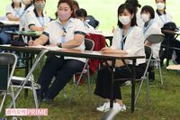 佳子さまの“左利き”が話題に! ペンの持ち方が「不思議」「特殊」という声に、専門家「“自己流”になる…